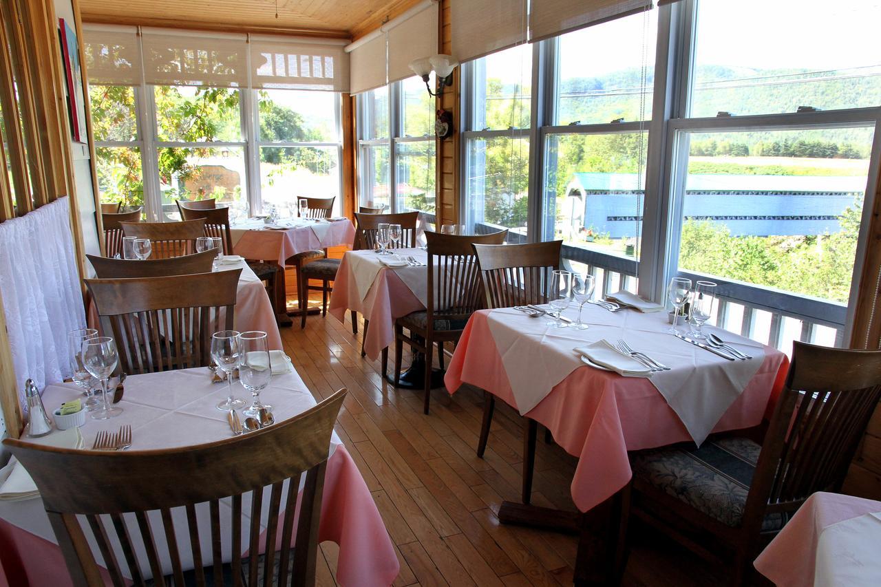 Auberge Des Cevennes L'Anse-Saint-Jean Exterior photo